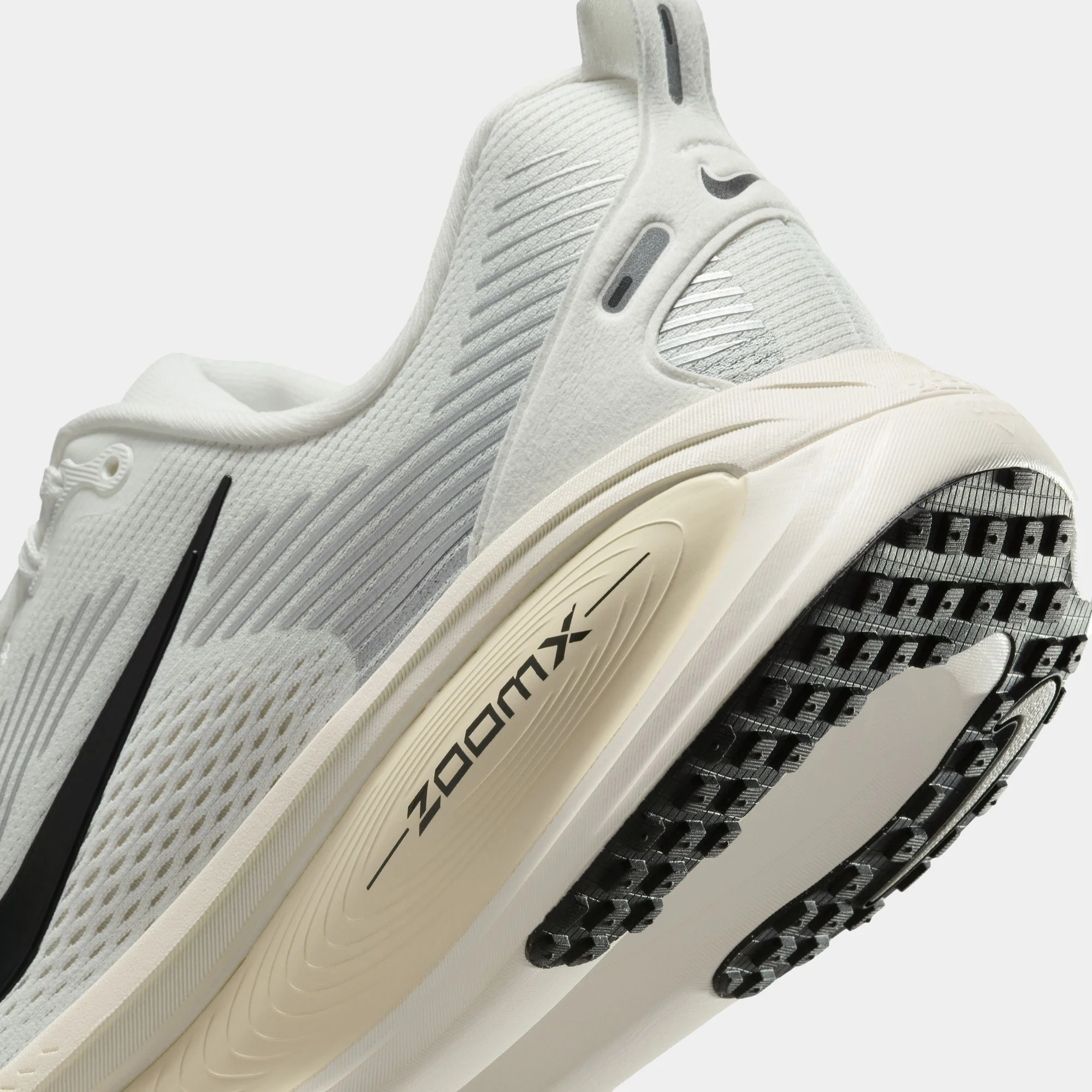 Air Zoom Vomero 18 - Image 44