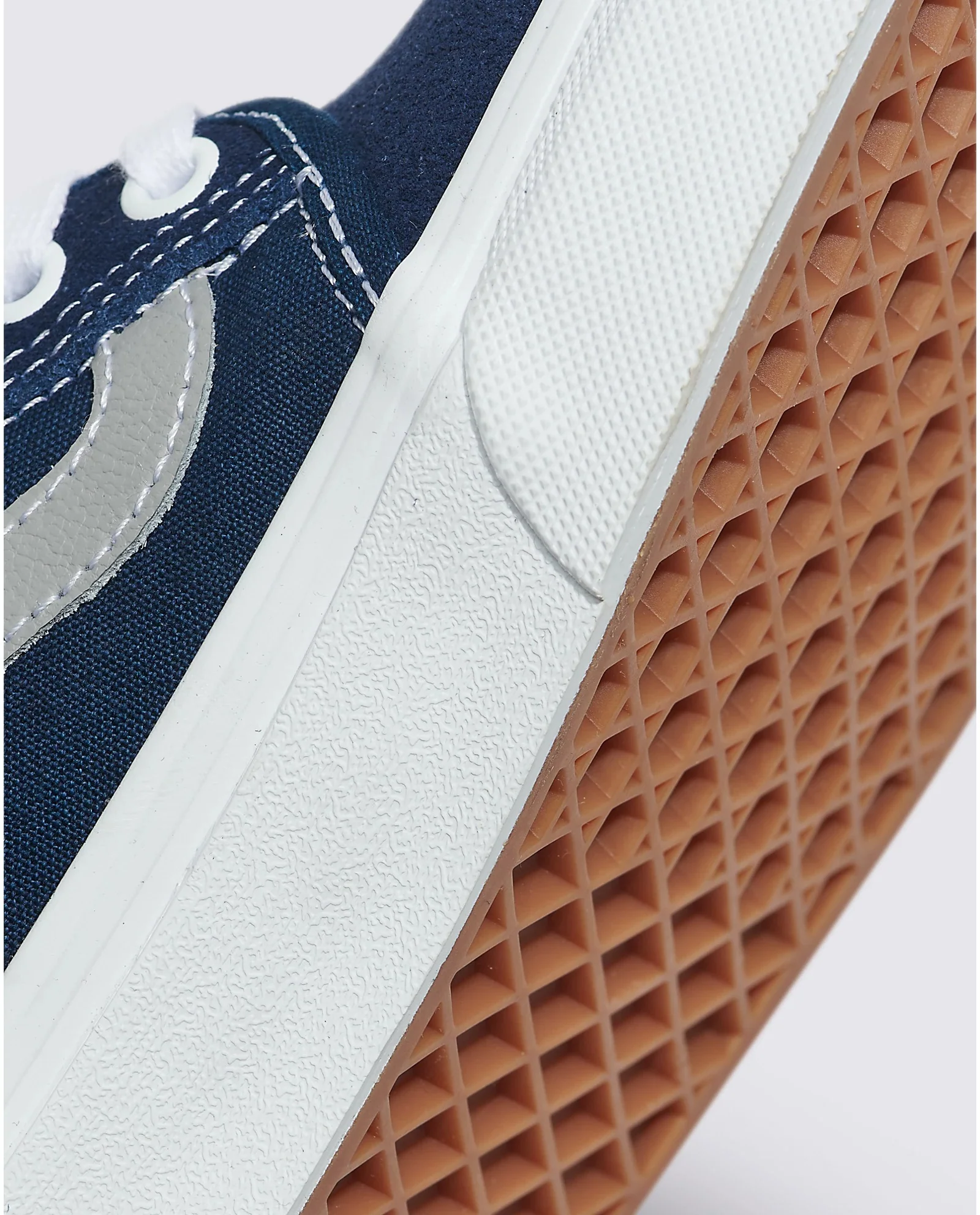 Skate Chukka Low Sidestripe - Image 9